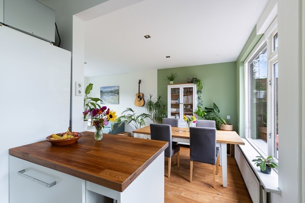 Foto - Te koop: Sfeervolle tussenwoning met groene oase!